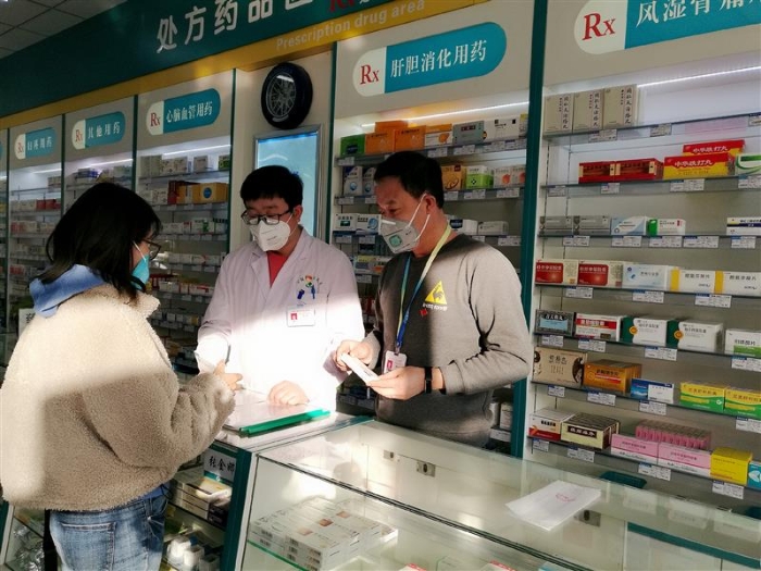 　張永貴堅(jiān)守在藥店一線。