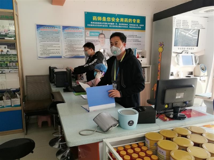 張永貴堅(jiān)守在藥店一線。3