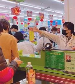 陸萍在指導(dǎo)顧客有序購買防護(hù)用品。