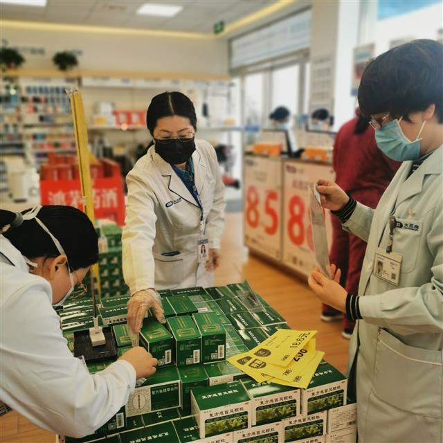 侯惠鳴檢查熱銷藥品。