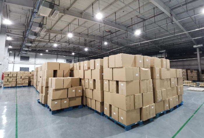 在阿克蘇藥品集散中心的國(guó)藥集團(tuán)新疆新特藥業(yè)有限公司阿克蘇分公司倉(cāng)庫(kù)內(nèi)存放的疫情防控用中藥飲片。（胡瀟瀟 攝）.jpg