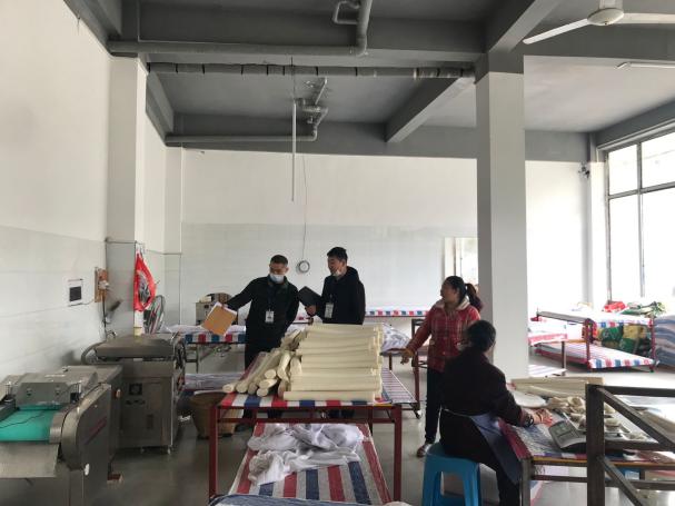 在2020年3月12日依法對轄區(qū)石廂子彝族鄉(xiāng)所有的食品小作坊進(jìn)行了全面檢查。
