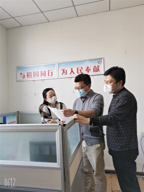 圖為該局工作人員在討論相關抗疫事宜。