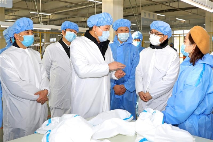 圖為陜西省藥監(jiān)局黨組書記、局長應(yīng)宏鋒（左三）一行赴醫(yī)用防護(hù)用品生產(chǎn)企業(yè)督導(dǎo)檢查。（趙光 攝）