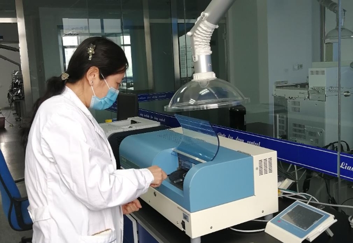 圖為化妝品檢驗(yàn)人員在進(jìn)行檢驗(yàn)。（遼寧省藥檢院供圖）