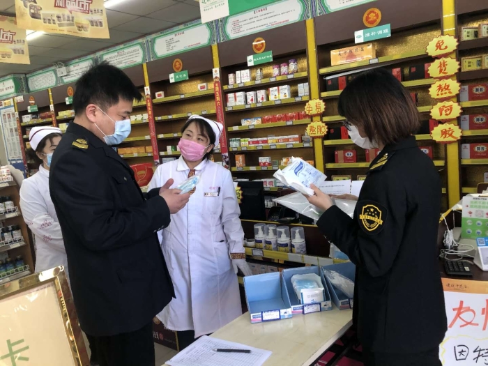 圖為濟(jì)南市歷城區(qū)市場監(jiān)管局藥械監(jiān)管科執(zhí)法人員對山東建聯(lián)盛嘉中藥有限公司花園路分店進(jìn)行飛行檢查。（歷城區(qū)市場監(jiān)管局供圖）