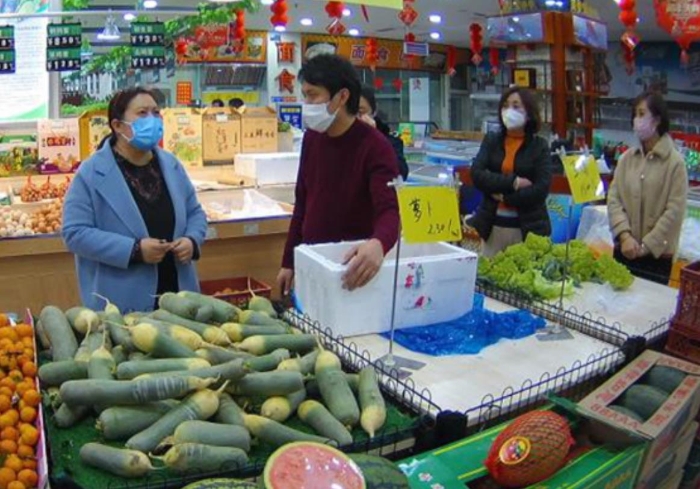 圖為張建新（左一）在工作中。