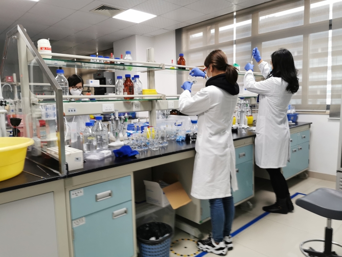 圖為深圳藥檢院工作人員正在實驗室檢驗。