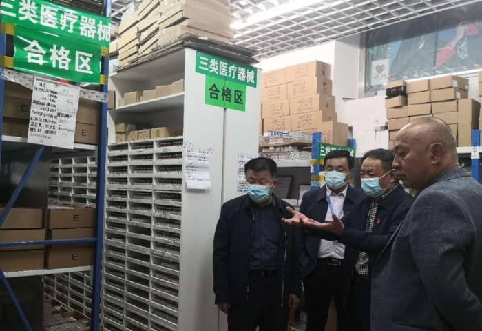 調(diào)研組正在對醫(yī)療器械經(jīng)營企業(yè)進行檢查。（楊鴻雁 攝）