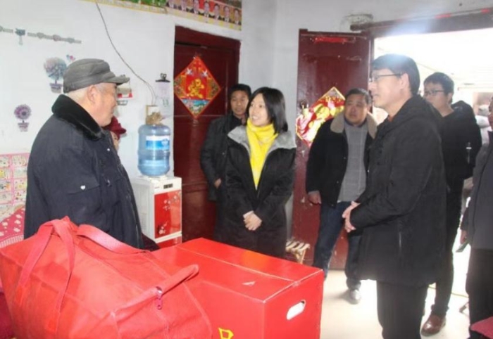 張艷琴（中）深入鎮(zhèn)村一線走訪。