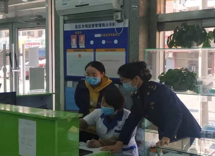 該局監(jiān)管人員正在藥品流通企業(yè)檢查特殊藥品管理制度。昆都侖區(qū)市場監(jiān)管局供圖