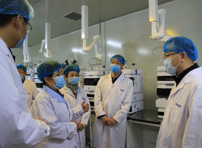 圖為山西省藥品監(jiān)管局黨組書記、局長贠亞明(右一)在大同聽取藥品檢測能力建設情況。