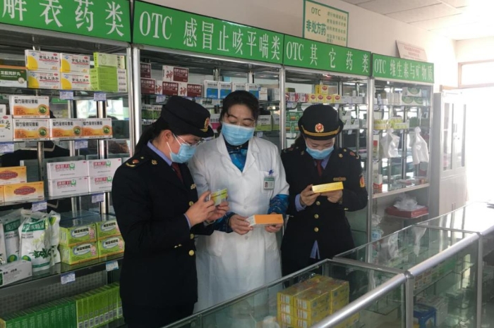 該局監(jiān)管人員正在藥品經(jīng)營企業(yè)檢查該企業(yè)藥品儲存情況。