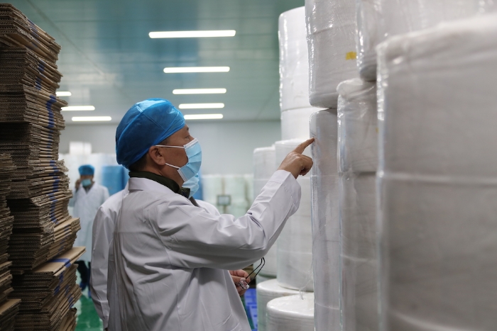 “五_一”小長假期間，新疆維吾爾自治區(qū)藥監(jiān)局黨組書記、局長張鈺祥 帶隊(duì)赴哈密市調(diào)研口罩生產(chǎn)企業(yè)。（馬少賓攝）