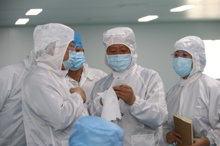 “五_一”小長假期間，新疆維吾爾自治區(qū)藥監(jiān)局黨組書記、局長張鈺祥（右二）帶隊(duì)赴哈密市調(diào)研口罩生產(chǎn)企業(yè)。（馬少賓攝）