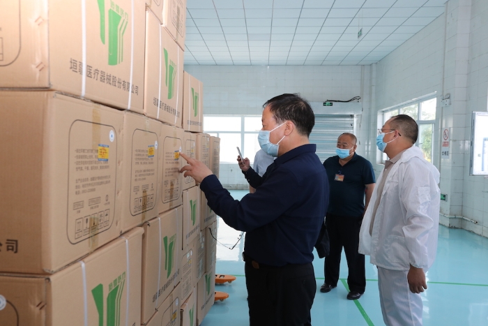 “五_一”小長假期間，新疆維吾爾自治區(qū)藥監(jiān)局黨組書記、局長張鈺祥（左一）帶隊(duì)赴哈密市調(diào)研口罩生產(chǎn)企業(yè)。（馬少賓攝）