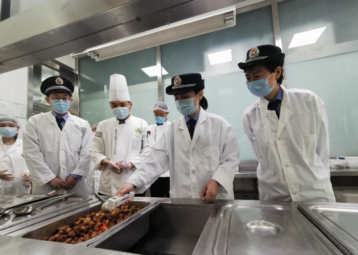 海淀區(qū)市場監(jiān)管局監(jiān)管人員測試菜品中心溫度。（中國食品藥品網(wǎng)記者王曉冬 攝）