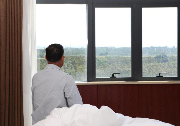 圖為患者盼來(lái)救命藥后凝望窗外。