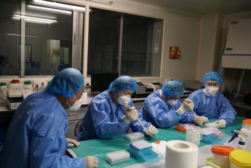 周海衛(wèi)（左二）在工作中。