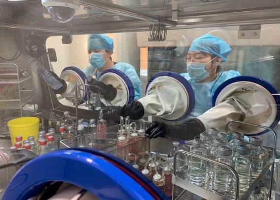 圖為正在做新冠疫苗無菌檢查試驗(yàn)的胡玥（右）