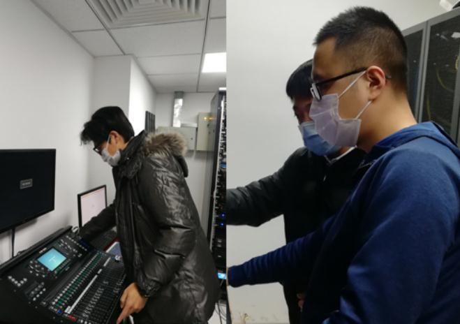 李銀騔（左）、師云（右）在工作中。