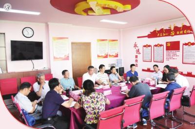 圖為學(xué)員們在黨校資料室交流研討。