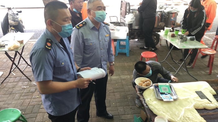 執(zhí)法人員檢查轄區(qū)早餐經(jīng)營店、早餐經(jīng)營攤販現(xiàn)場