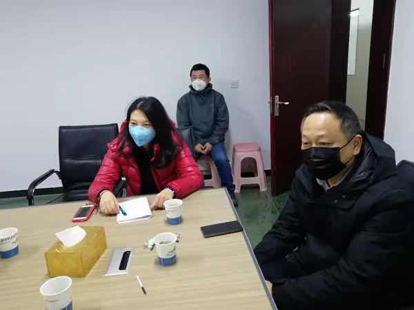 圖為袁媛外地指導企業(yè)申報工作場景