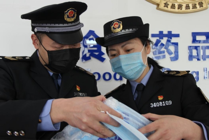 執(zhí)法人員在查驗假冒醫(yī)用口罩 孫斌園 攝