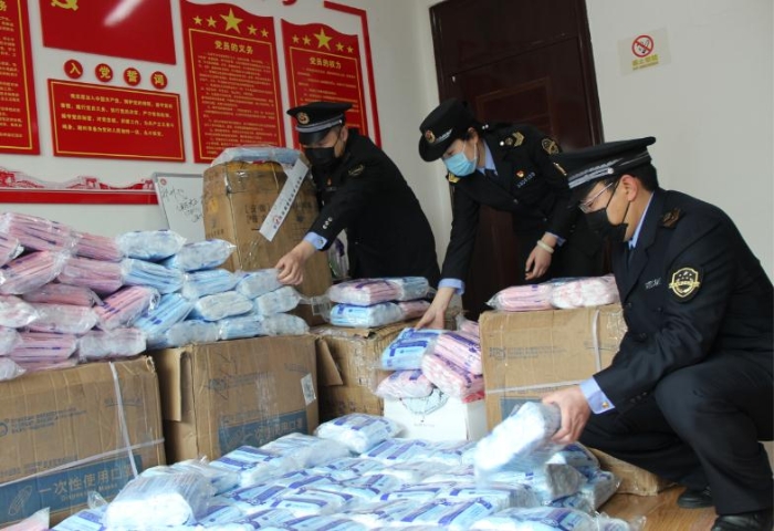執(zhí)法人員在清點查扣的假冒醫(yī)用口罩 孫斌園攝