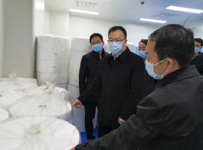 山西省藥監(jiān)局黨組書記、局長(zhǎng)贠亞明（左二）帶隊(duì)指導(dǎo)幫扶企業(yè)