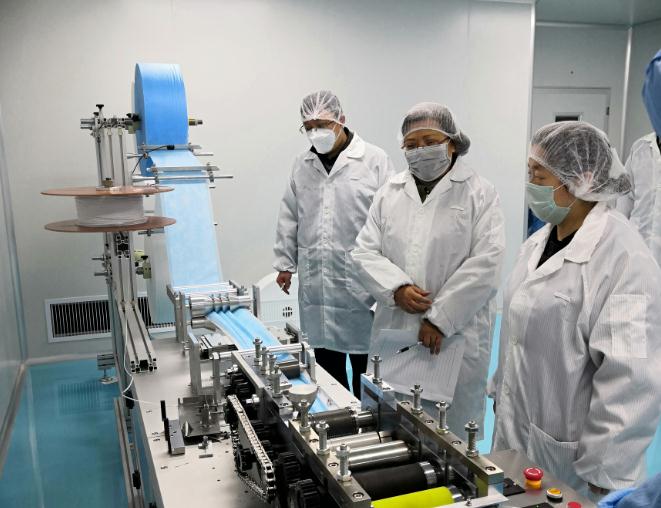 技術(shù)指導(dǎo)組對(duì)口罩生產(chǎn)企業(yè)現(xiàn)場(chǎng)指導(dǎo)。