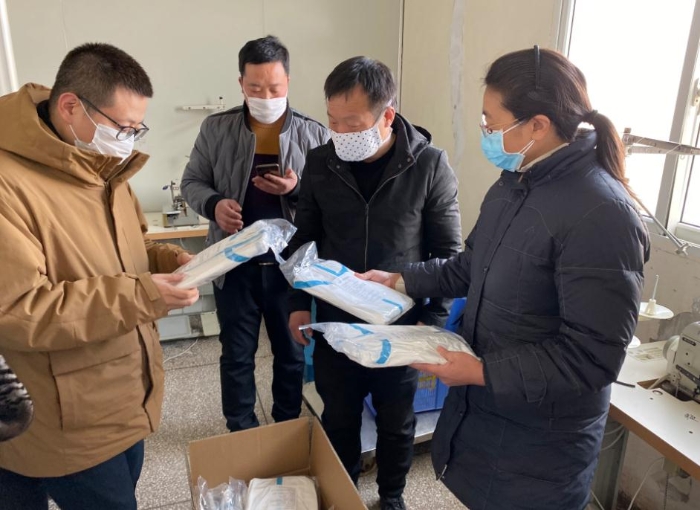 監(jiān)管人員對(duì)防護(hù)服生產(chǎn)企業(yè)進(jìn)行檢查。