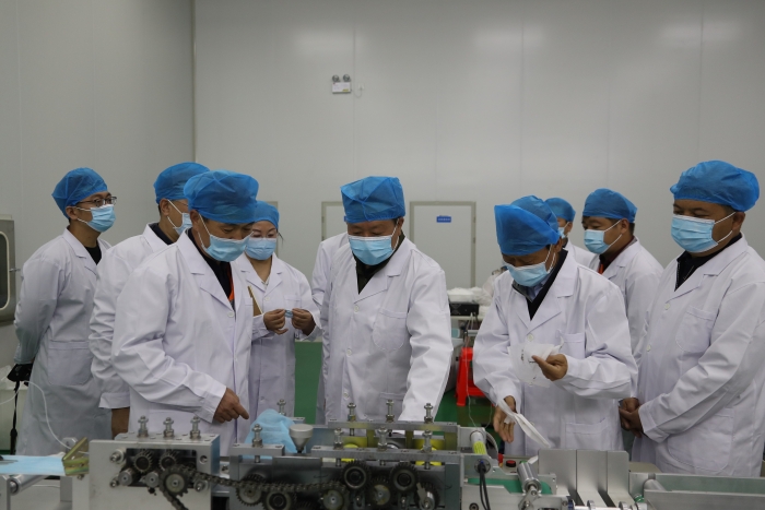 “五_一”小長(zhǎng)假期間，新疆維吾爾自治區(qū)藥監(jiān)局黨組書記、局長(zhǎng)張鈺祥（中）帶隊(duì)赴哈密市調(diào)研口罩生產(chǎn)企業(yè)。