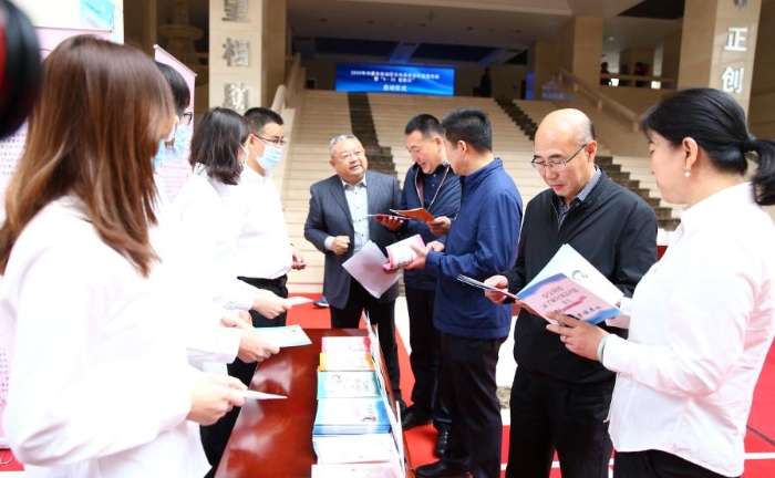 該局在啟動(dòng)儀式結(jié)束后，為參加啟動(dòng)儀式人員現(xiàn)場(chǎng)發(fā)放化妝品科普宣傳周資料。中國(guó)食品藥品網(wǎng)記者楊燕攝