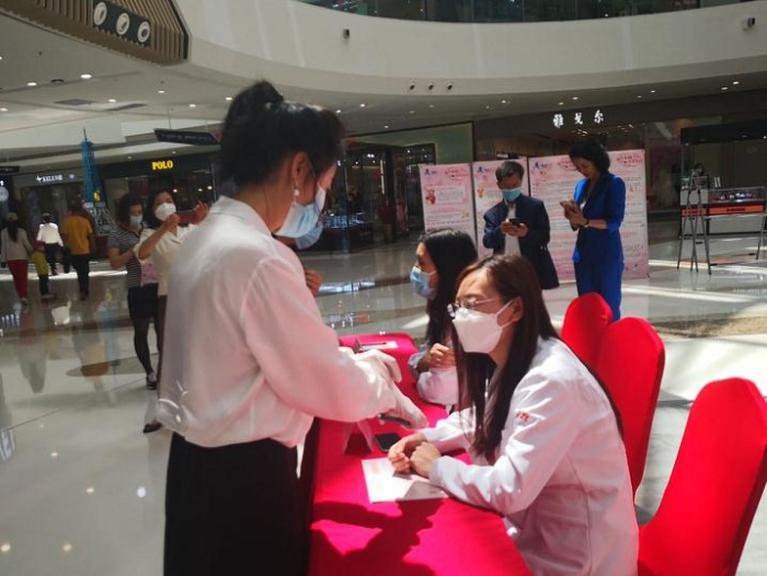 皮膚科專家現(xiàn)場(chǎng)義診。（陳陽(yáng) 攝）