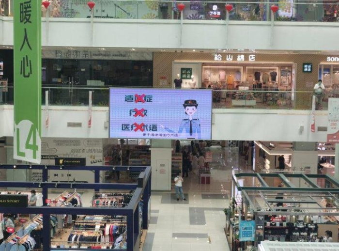 圖為海淀區(qū)市場監(jiān)管局在商業(yè)繁華地區(qū)、社區(qū)等，為化妝品科普宣傳“布局”造勢。