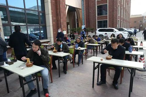 允許臨時(shí)越門占道經(jīng)營