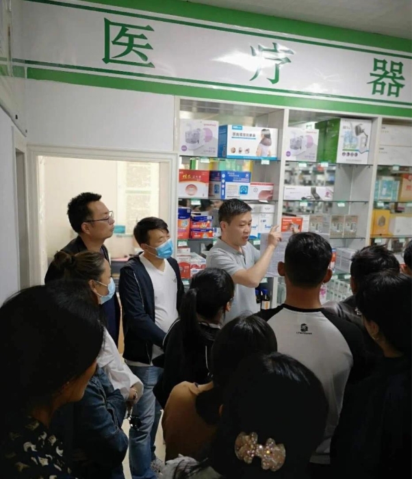 圖為黃南班學(xué)員在現(xiàn)場實訓(xùn)   青海省藥監(jiān)局供圖