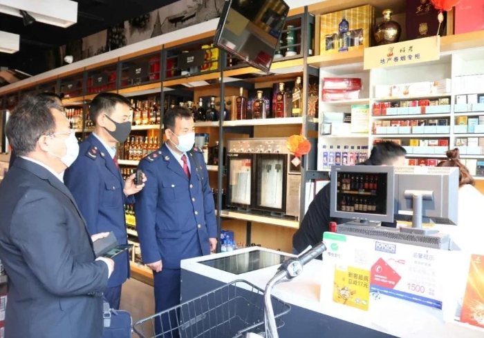 執(zhí)法人員在該轄區(qū)啟秀中學周圍超市進行檢查。新城區(qū)市場監(jiān)督管理局供圖.