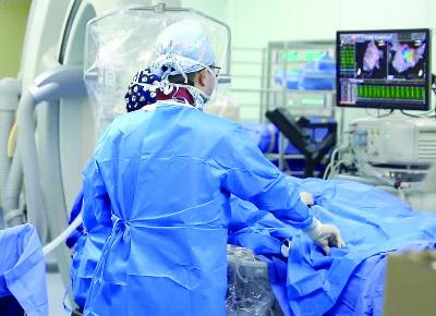 圖為醫(yī)生通過三維標測系統(tǒng)對房顫患者進行射頻消融手術。強生醫(yī)療供圖