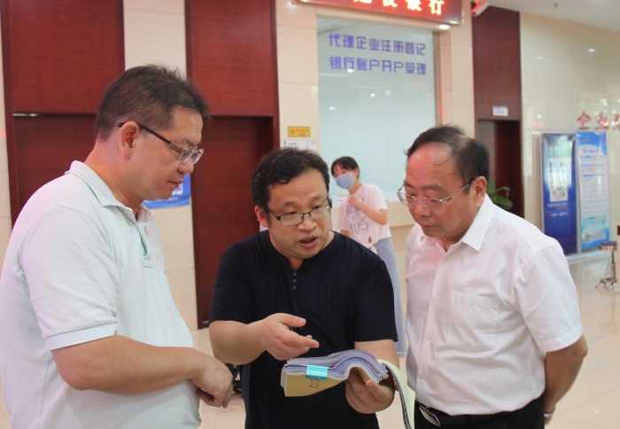 上官新晨（右一）在鷹潭市行政服務(wù)中心詳細(xì)了解鷹潭市局在簡(jiǎn)化審批流程、優(yōu)化服務(wù)等方面的工作舉措。