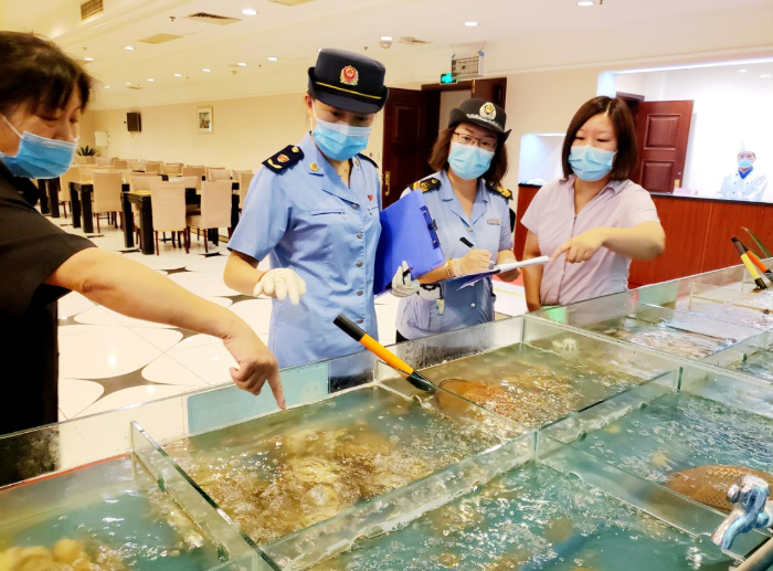 圖為順義區(qū)市場(chǎng)監(jiān)管局執(zhí)法人員檢查水產(chǎn)品、肉類等進(jìn)貨渠道。