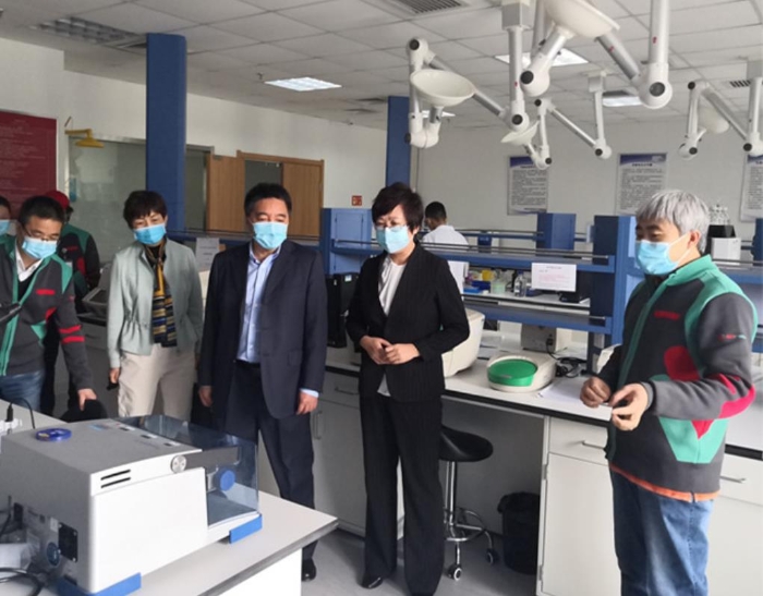 圖為吉林省藥監(jiān)局黨組書記、局長(zhǎng)劉寶芳（右二）調(diào)研企業(yè)新型冠狀病毒體外診斷產(chǎn)品研發(fā)生產(chǎn)情況。吉林省藥監(jiān)局供圖
