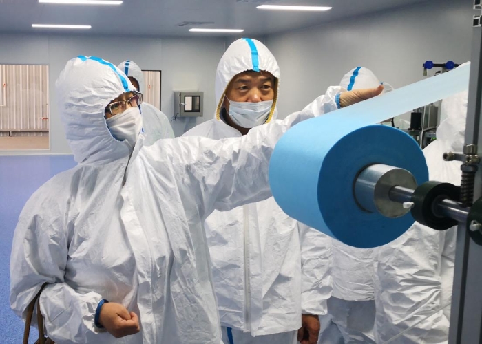 圖為吉林檢查分局監(jiān)管人員檢查口罩熔噴布質(zhì)量安全。吉林省