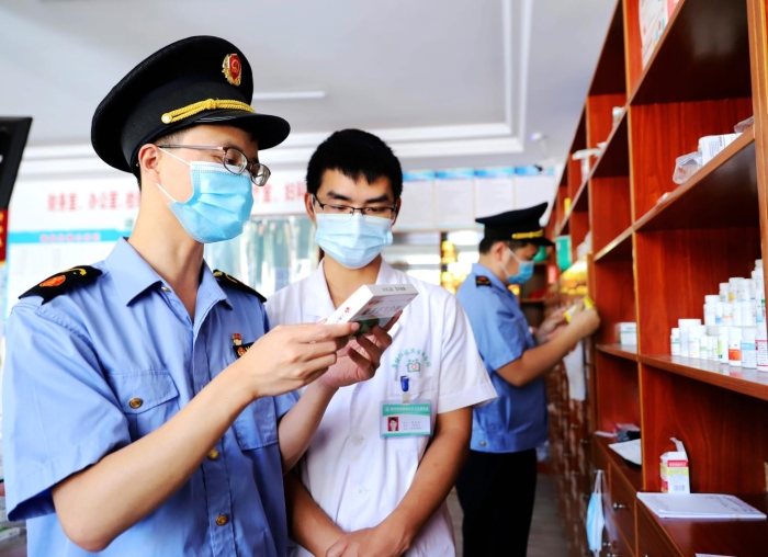 圖為6月16日該局執(zhí)法人員在一家社區(qū)衛(wèi)生服務(wù)中心檢查藥品質(zhì)量。