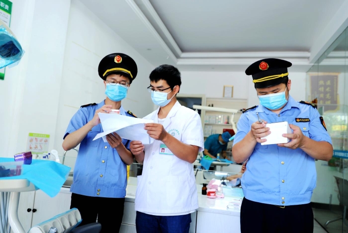 圖為6月17日該局執(zhí)法人員正對(duì)在城南一家口腔診所的藥械進(jìn)行檢查。