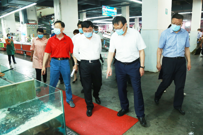 圖為馬學(xué)軍、歐陽曉暉在市場檢查。