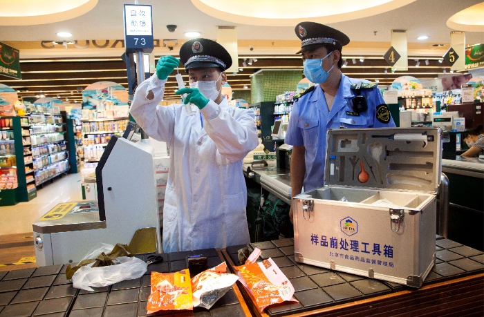 東城區(qū)市場(chǎng)監(jiān)管局執(zhí)法人員在超市檢查粽子標(biāo)簽標(biāo)識(shí)。