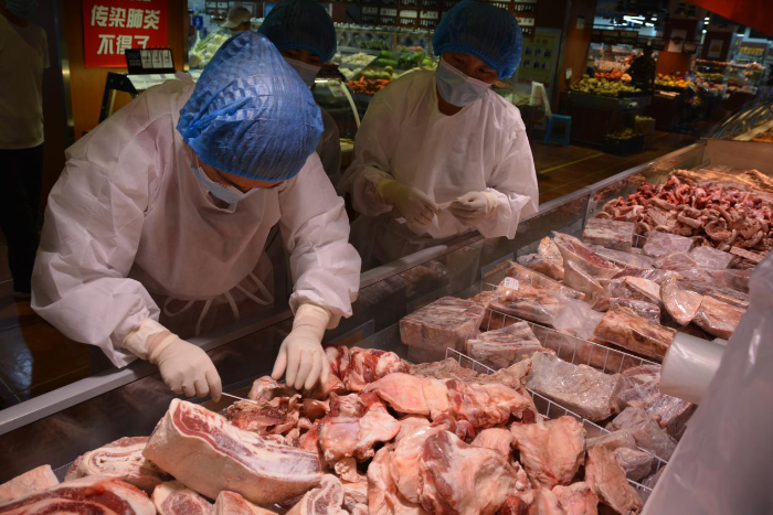 圖為該局執(zhí)法人員正進行抽樣檢查。